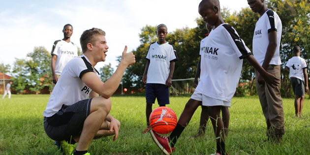 Fußballprofi Simon Ollert unterstützt Hear the World-Hilfsprojekt in Malawi