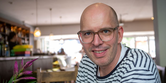 Buch-Autor Thomas Sünder liest am Oticon-Messestand Buch-Autor Thomas Sünder liest am Oticon-Messestand