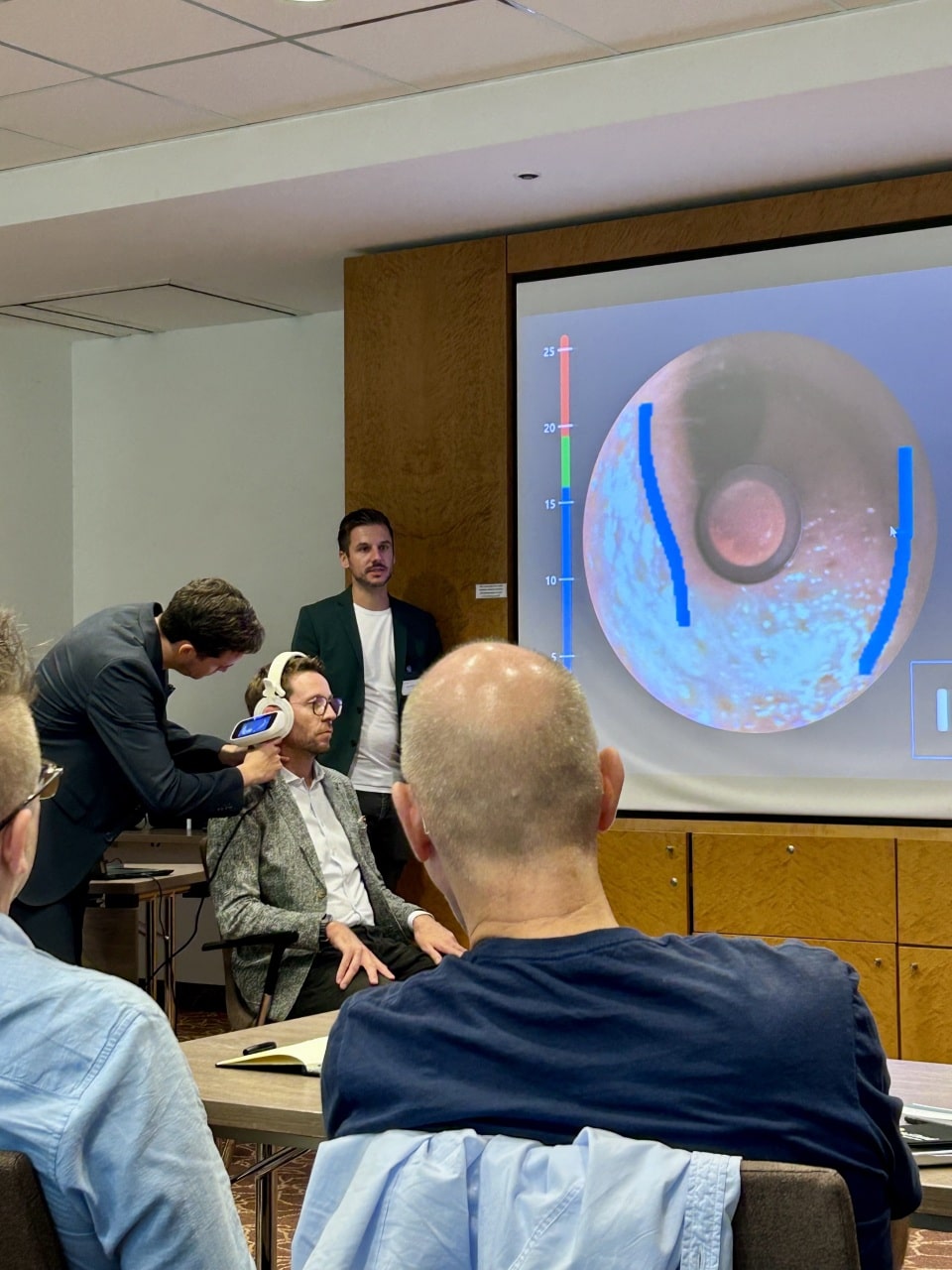 Manuel Müller und Daniel Rützel von natus sensory stellten unter anderem den Otoscan vor, der präzise Anpassungen, eine umweltbewusste Positionierung des Fachgeschäftes ermöglicht und besonders jüngere Zielgruppen anspricht - auch im Recruiting.