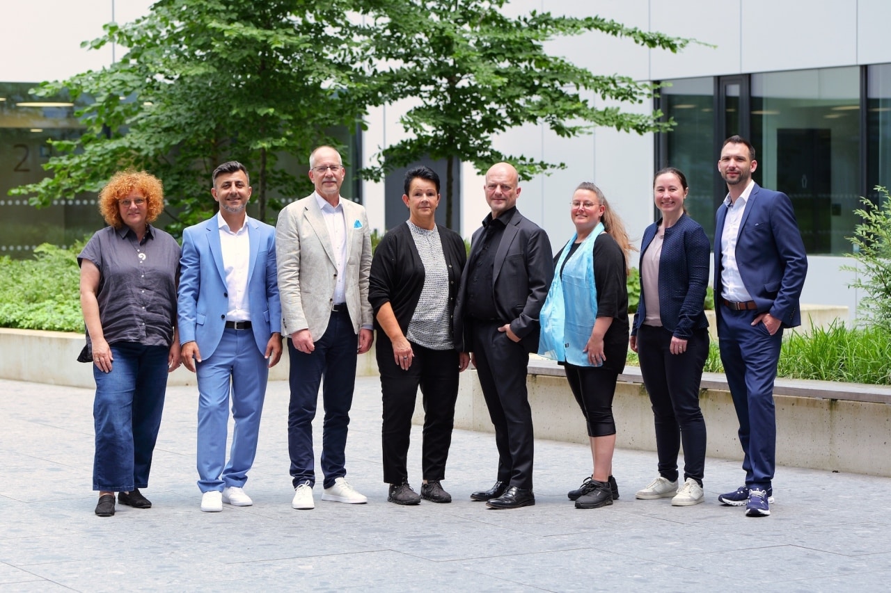Den Vorstand und neuen Aufsichtsrat der HÖREX Hör-Akustik eG stellen Gudrun Surup, Ilker Karaman, Christian Großmann, Claudia Hellbach, H.-P. Weihmann, Bärbel Peters, Dr. Anja Eichenauer und Marco Schiesewitz (v. l. n. r.)