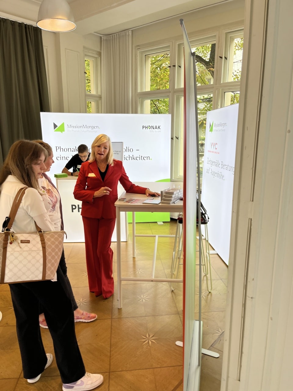 Veronika Vehr im Dialog mit Besucherinnen des Seminars in Berlin