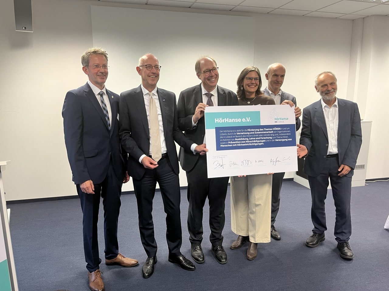 Repräsentanten der Gründungsmitglieder der HörHanse (von li nach re.): Jens Rießen, Jakob Stephan Baschab,  Prof. Helge Braun, Dr. Muriel Helbig, Prof. Bernd Redmann und Prof. Thomas Münte.