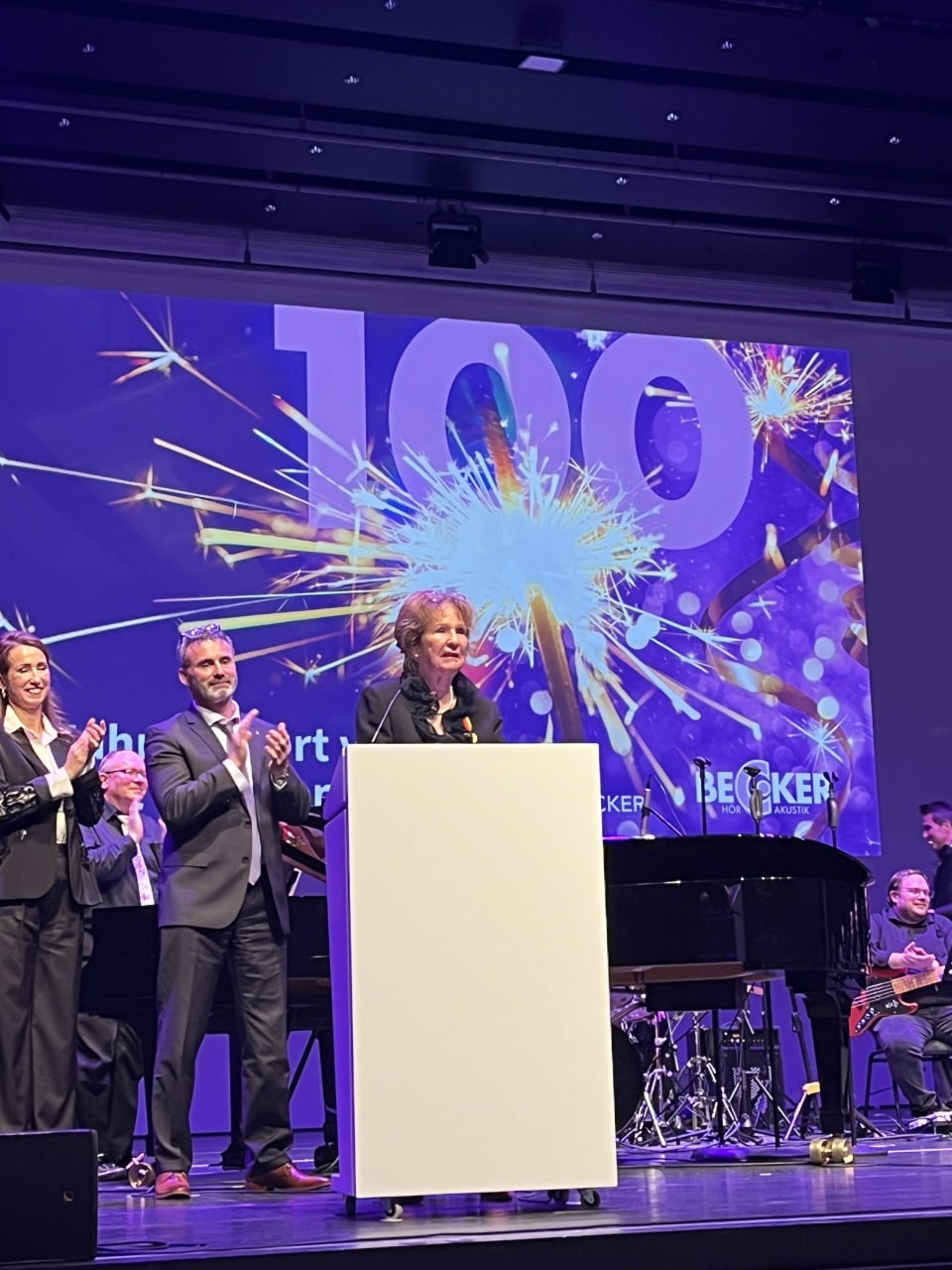 Seniorchefin Brigitte Hilgert-Becker bedankte sich in ihrer Ansprache ausdrücklich und sehr persönlich bei den vielen Mitarbeitenden für ihr hohes Engagement in den Becker-Fachgeschäften.