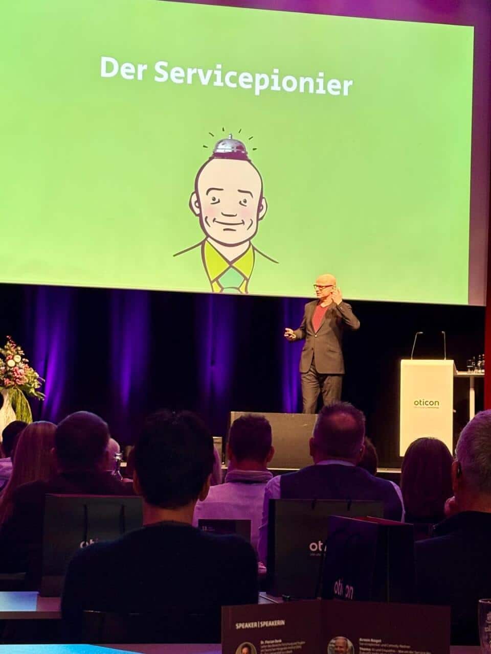 Im seinem Vortrag „KI und Empathie - Warum der Service der Zukunft mehr als nur Algorithmen braucht" gewährte der selbsternannte Servicepionier und Comedian Armin Nagel „schräge Service-Ideen" für den effizienten Umgang mit Kundinnen und Kunden.