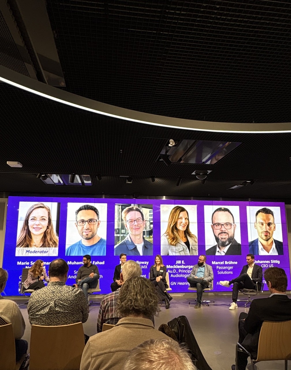 Im Abschlusspanel der Veranstaltung standen im Besucherzentrum Vetreter und Verterinnen der Fraport AG, GN Hearing, Samsung, Google und der Bluetooth Special Interest Group (SIG) Rede und Antwort.