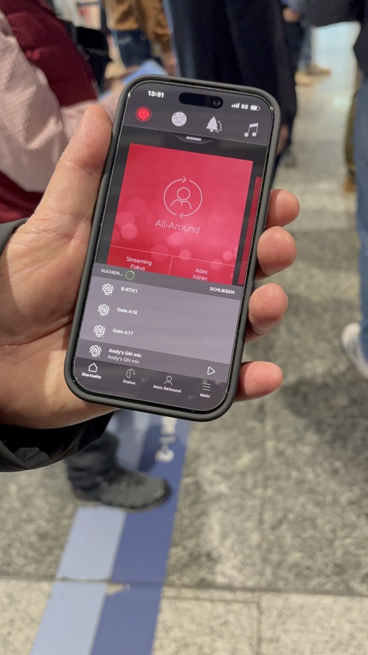 Für die Auracast-Demonstration wurden Geräte von Samsung bereitgestellt, einige geladene Gäste verwendeten aber auch ihre GN-Hörsysteme oder persönlichen Kopfhörer.